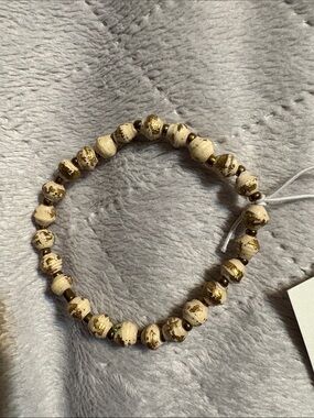 THIRTY ONE BITS Cream & Gold Beaded Stretch Bracelet Style Daphne